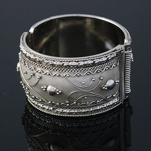 Women's handcrafted bracelet